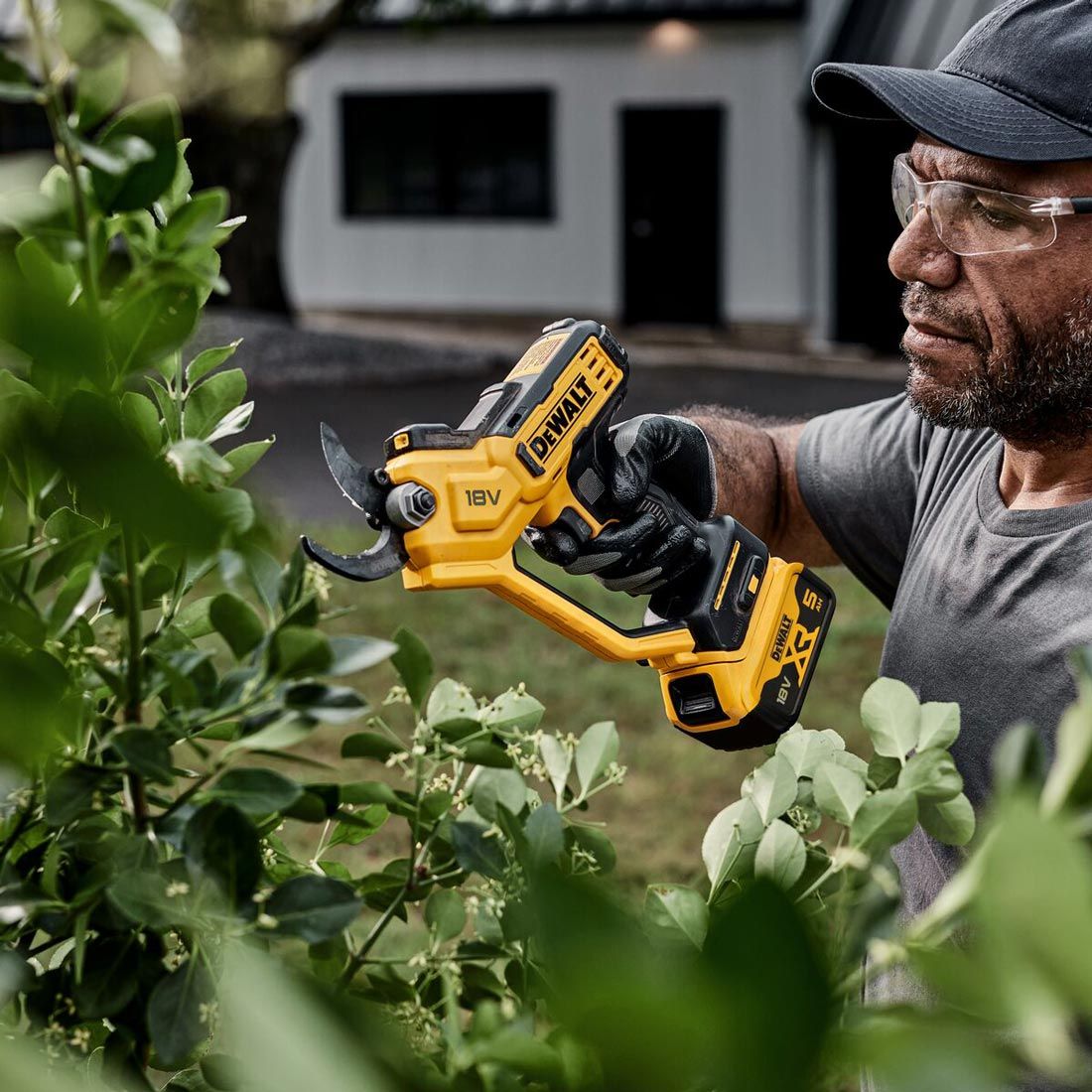 DeWalt DCMPP568P1 18v XR Cordless 38mm Pruner Inc 1x 5.0Ah Battery