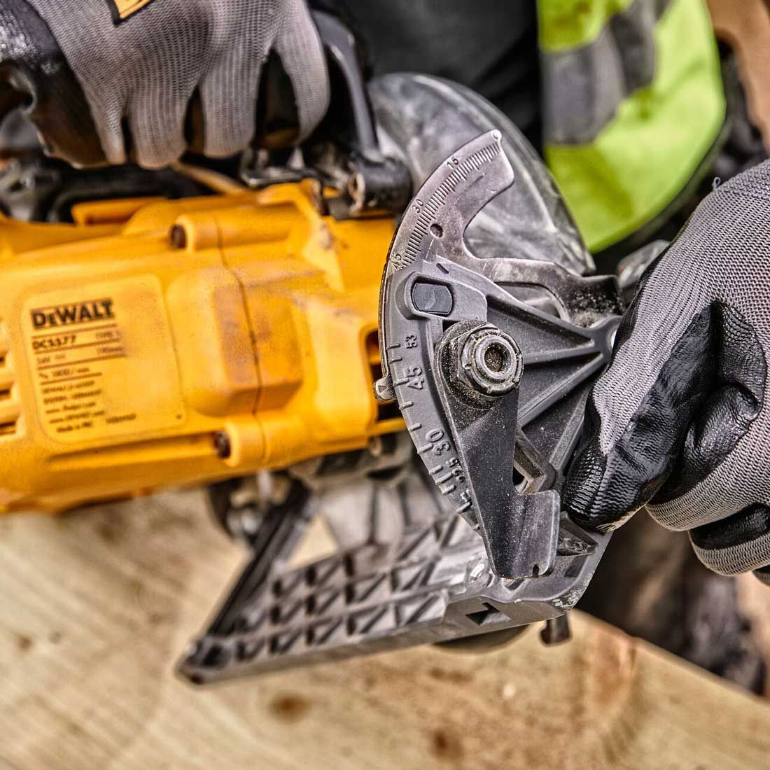 DeWalt DCS577T2-GB 54v XR FLEXVOLT High Torque 190mm Circular Saw Inc 2x DCB546 Batts