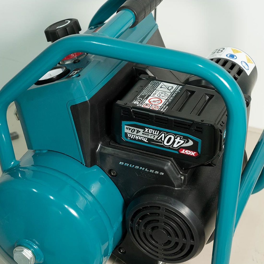 Makita AC001GZ 40v Max XGT Quiet Series Brushless 7.6L Air Compressor Body Only