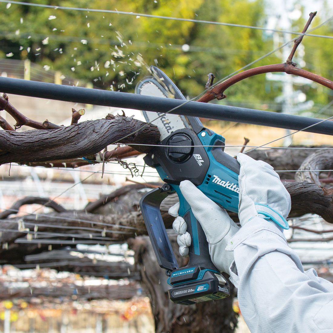 Makita UC100DWA 12v Max CXT Cordless Brushless 100mm / 4" Pruning Saw Inc 1x 2.0Ah Battery